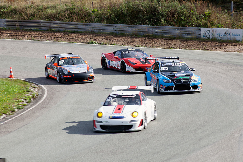 Jørgen Hansen (hvid Porsche) nummer 2 i mesterskabet. Mesterskabsvinder Christian Siepmann (BMW M3 GT2). Preben Grundtvig (Ferrari 458 Challenge), pt. nr. 3 i mesterskabet. Mikkel O. Pedersen (sort Porsche), nr. 5 i mesterskabet